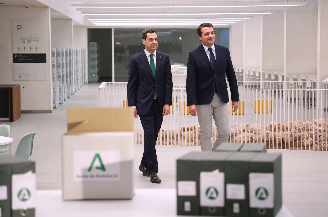 Fotos: Juanma Moreno estrena el traslado documental a la Biblioteca &#039;Grupo Cántico&#039;