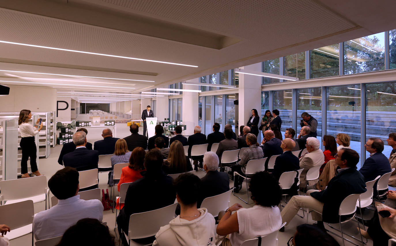 Fotos: Juanma Moreno estrena el traslado documental a la Biblioteca &#039;Grupo Cántico&#039;