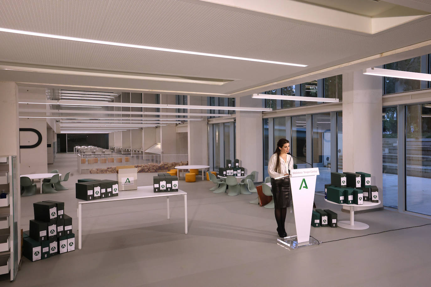 Fotos: Juanma Moreno estrena el traslado documental a la Biblioteca &#039;Grupo Cántico&#039;