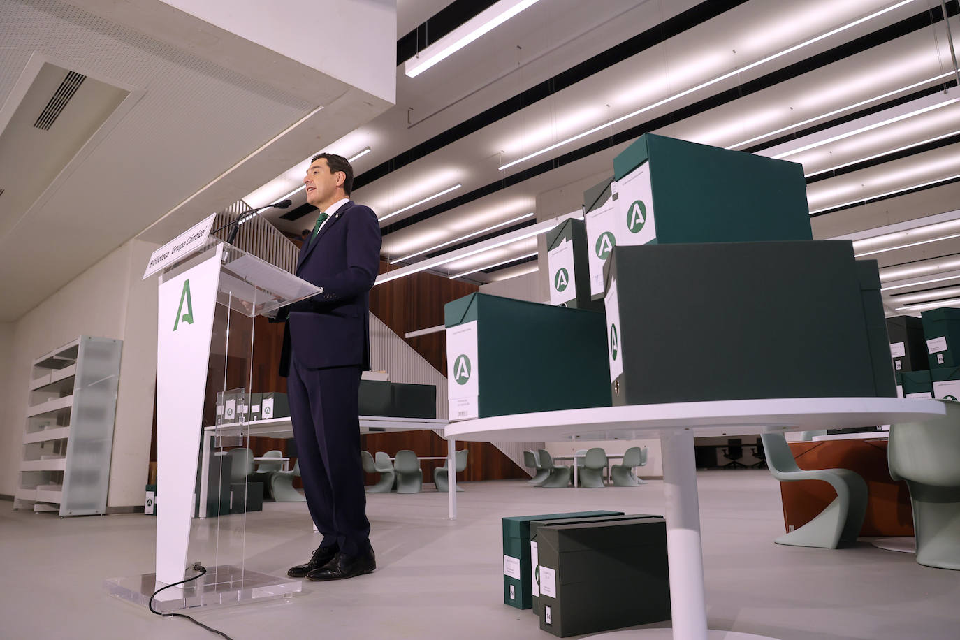 Fotos: Juanma Moreno estrena el traslado documental a la Biblioteca &#039;Grupo Cántico&#039;