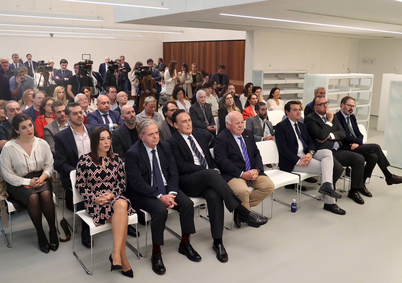 Fotos: Juanma Moreno estrena el traslado documental a la Biblioteca &#039;Grupo Cántico&#039;
