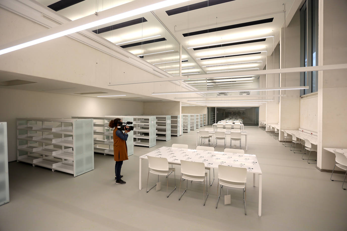 Fotos: Juanma Moreno estrena el traslado documental a la Biblioteca &#039;Grupo Cántico&#039;