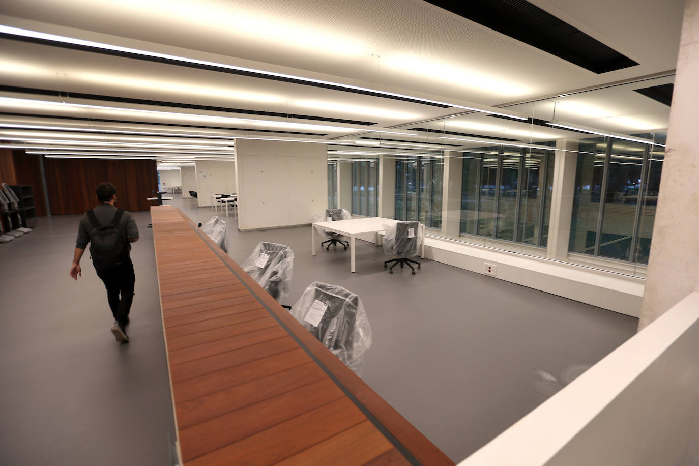 Fotos: Juanma Moreno estrena el traslado documental a la Biblioteca &#039;Grupo Cántico&#039;