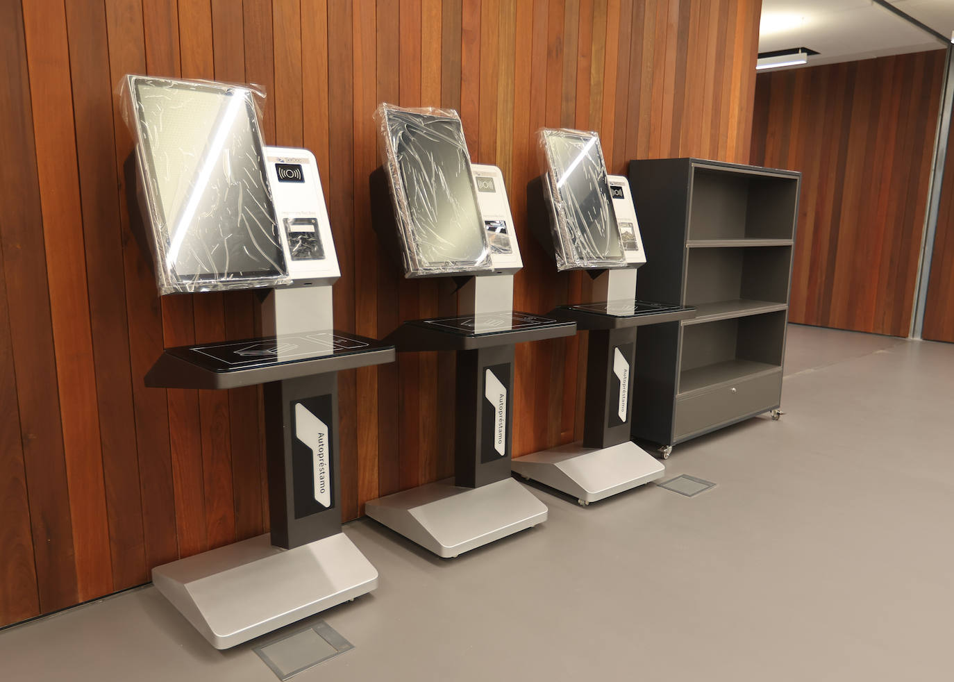 Fotos: Juanma Moreno estrena el traslado documental a la Biblioteca &#039;Grupo Cántico&#039;