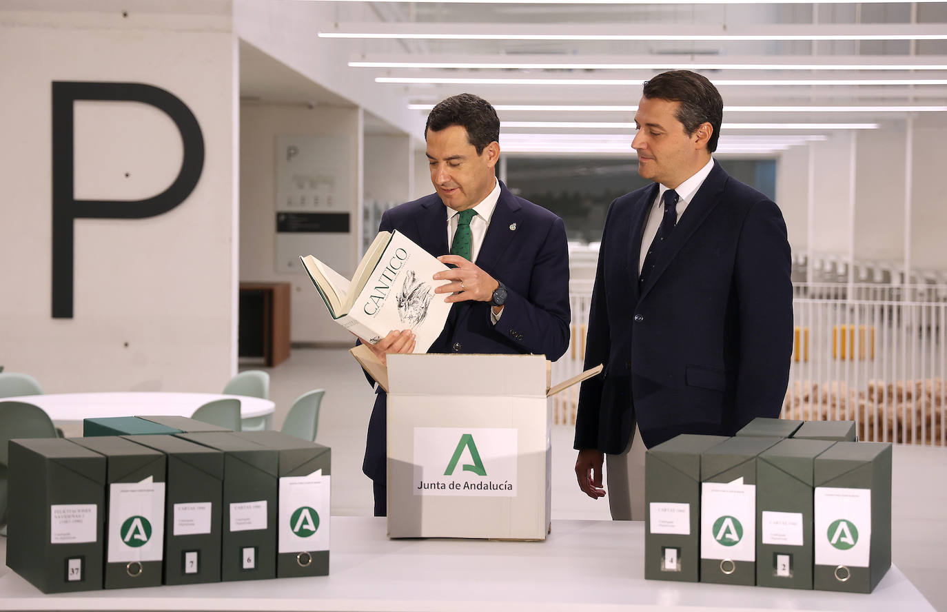 Fotos: Juanma Moreno estrena el traslado documental a la Biblioteca &#039;Grupo Cántico&#039;