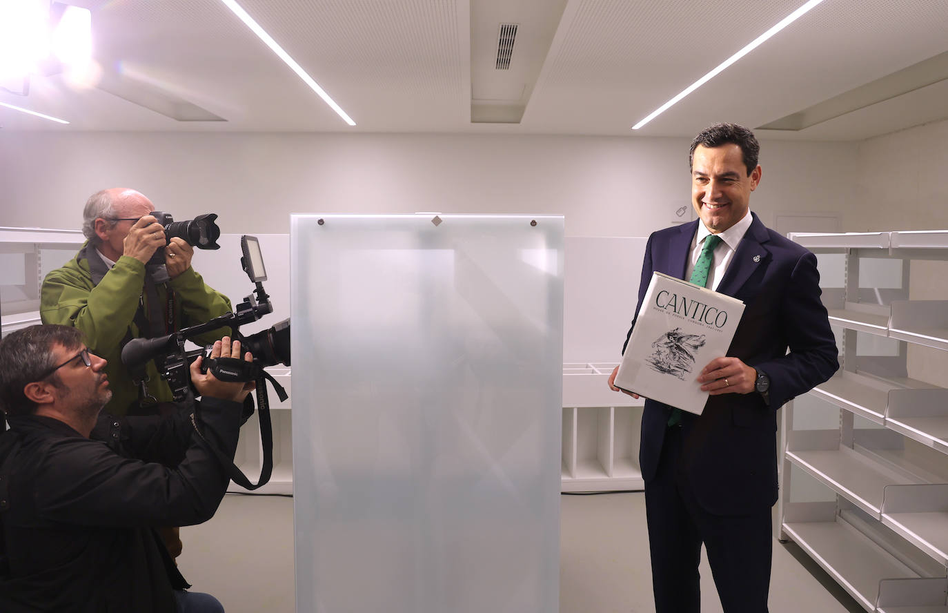 Fotos: Juanma Moreno estrena el traslado documental a la Biblioteca &#039;Grupo Cántico&#039;