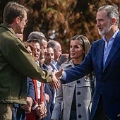 Los Reyes homenajean en Tenerife a los 'héroes' del incendio: «Sois un ejemplo de lo mejor de nuestra sociedad»