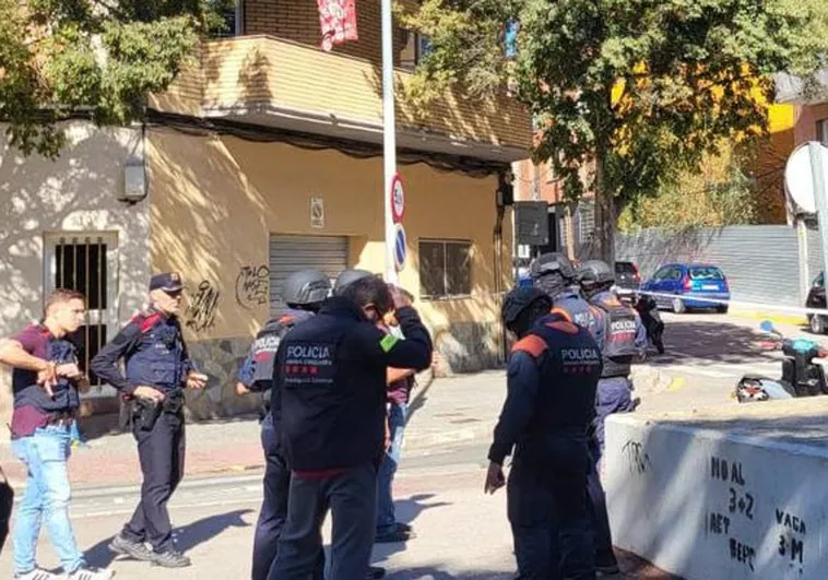 Agentes de la Policía Catalana, durante el operativo de búsqueda del autor del disparo