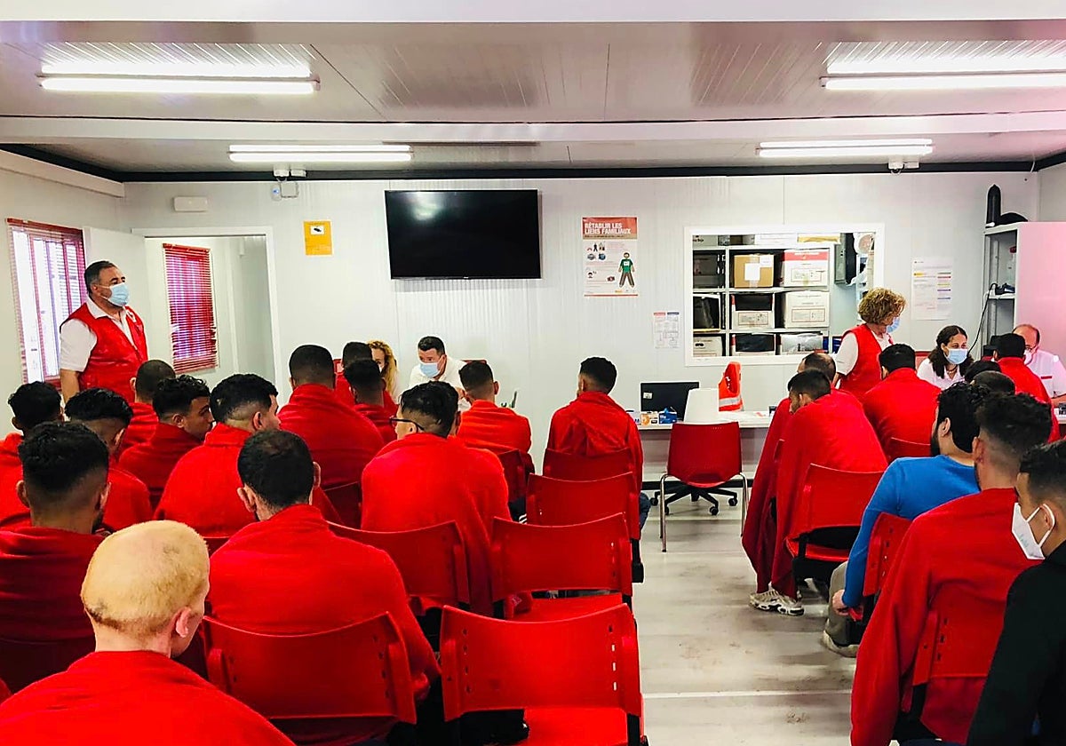 Imagen de archivo de un grupo de inmigrantes que esperan para ser atendidos por Cruz Roja.