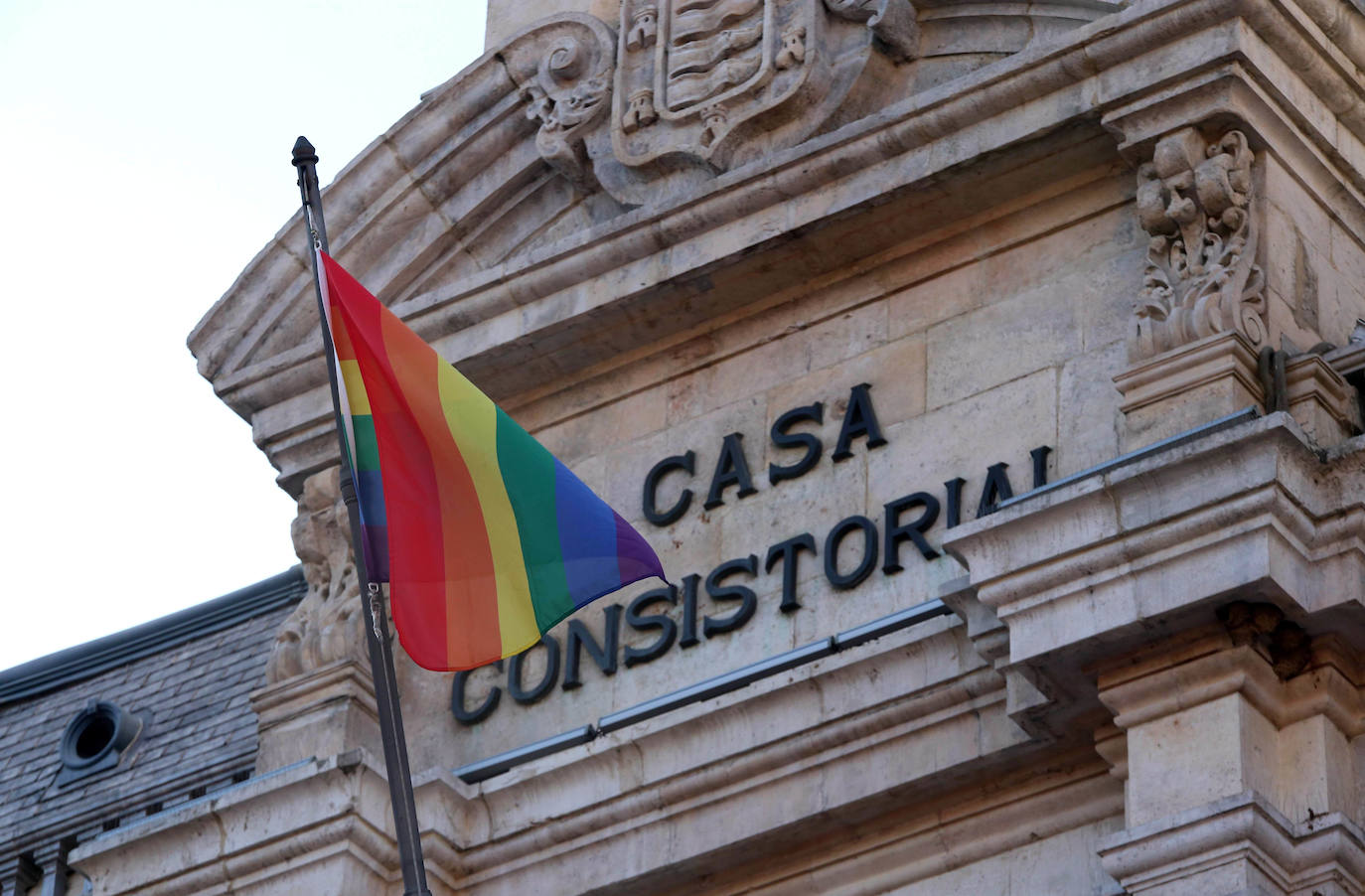 El TSJ de Castilla y León avala la instalación de la pancarta LGTBI en el Ayuntamiento de Valladolid en 2021 y 2022