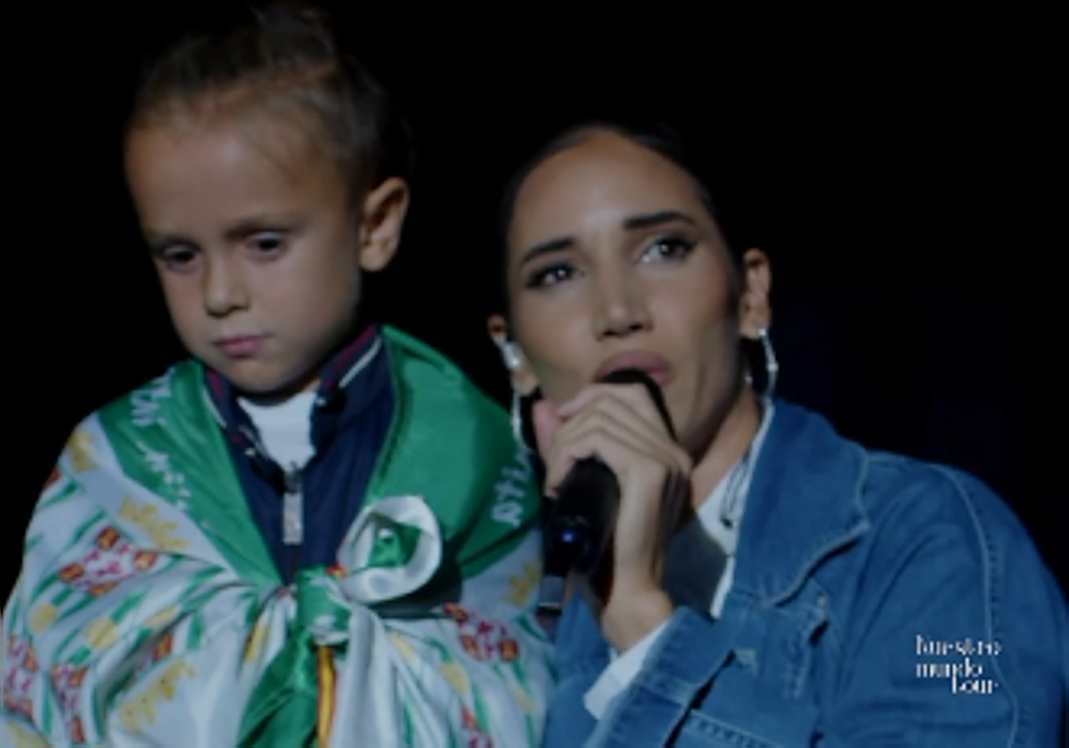 India Martínez durante su concierto con su primo que lleva la bandera del Córdoba CF