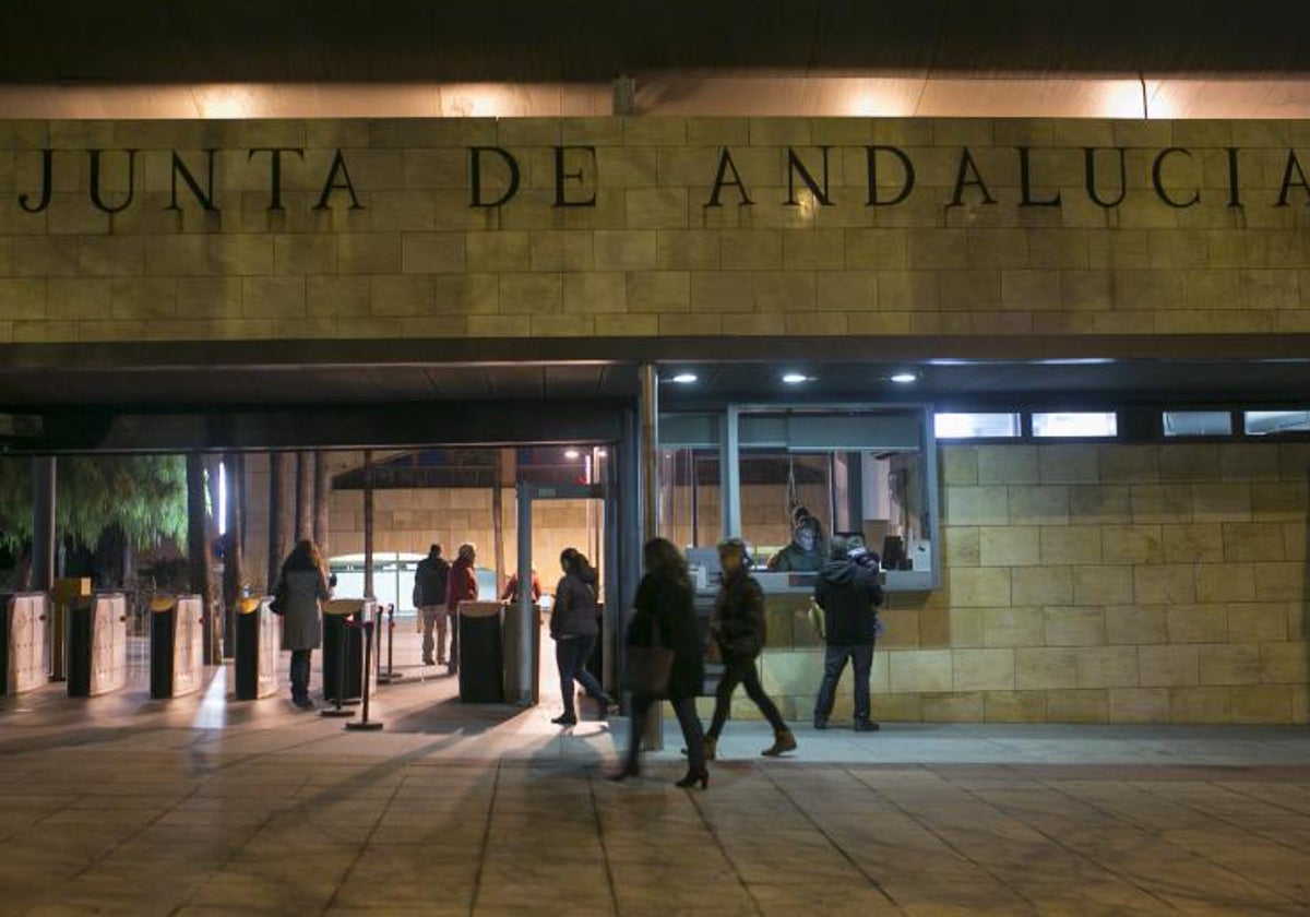 Funcionarios entrando en el edificio administrativo de la Junta de Andalucía en la Cartuja