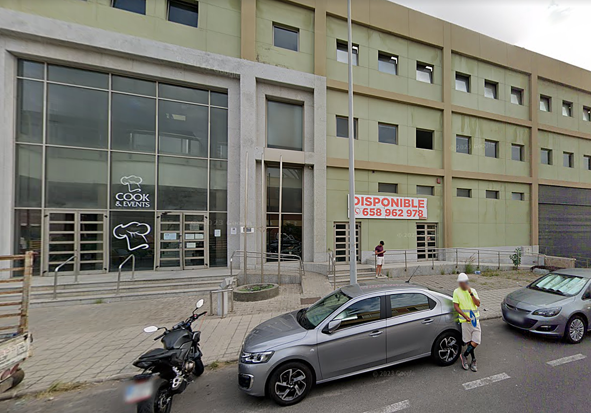 Nave industrial en desuso donde han sido realojados los migrantes en Gran Canaria