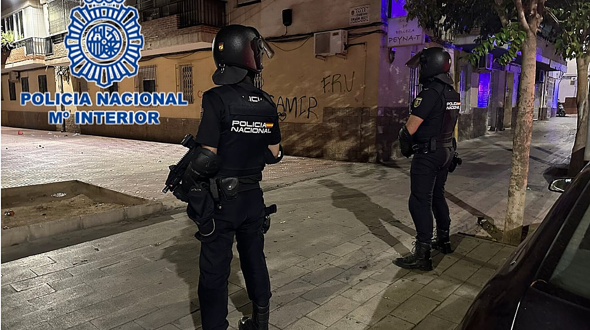 Imagen de dos agentes de Policía Nacional en la zona norte de Alicante