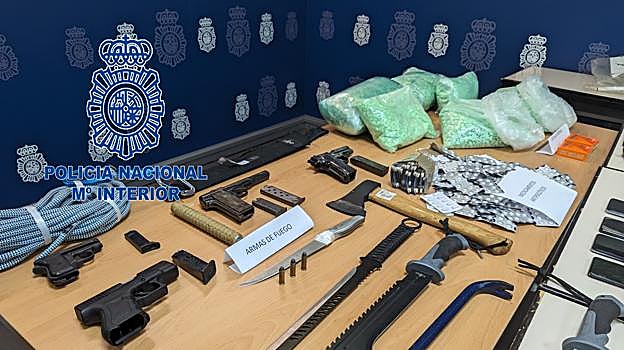 Imagen de armas intervenidas a una banda criminal en Alicante