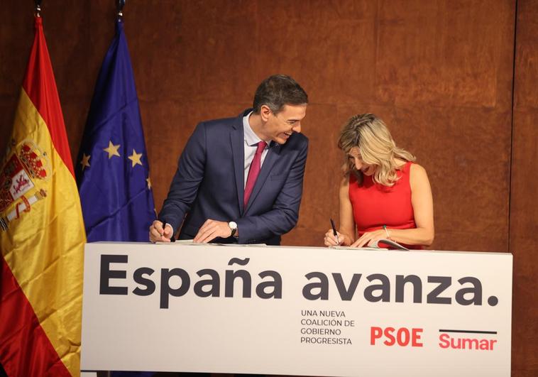 Pedro Sánchez y Yolanda Díaz firman el acuerdo de gobierno de coalición