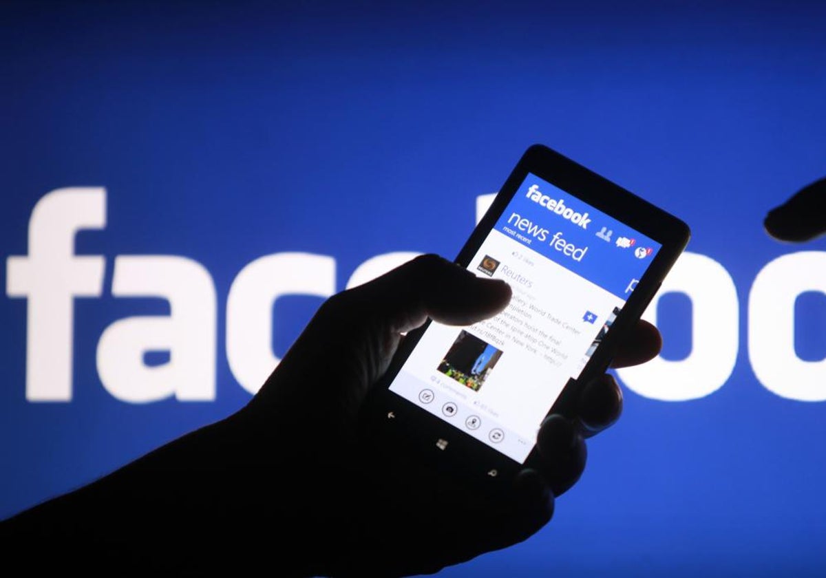 La aplicación de Facebook en un teléfono móvil