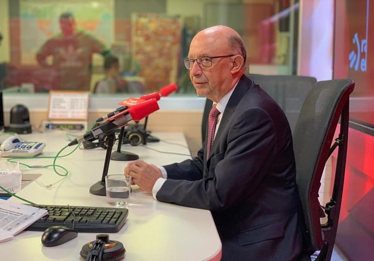 El exministro de Hacienda, Cristóbal Montoro, durante una entrevista en Radio Euskadi en 2019