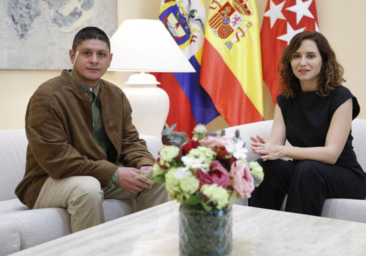 Juan David, junto a Isabel Díaz Ayuso, este miércoles en Sol
