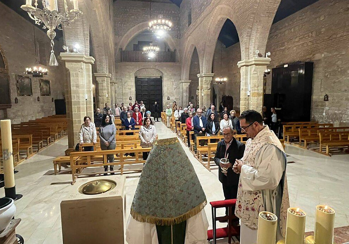 El párroco, Ignacio Sierra, bendice el nuevo manto para la Fuensanta, el día en que su cumplen 50 años de la fundación de la parroquia