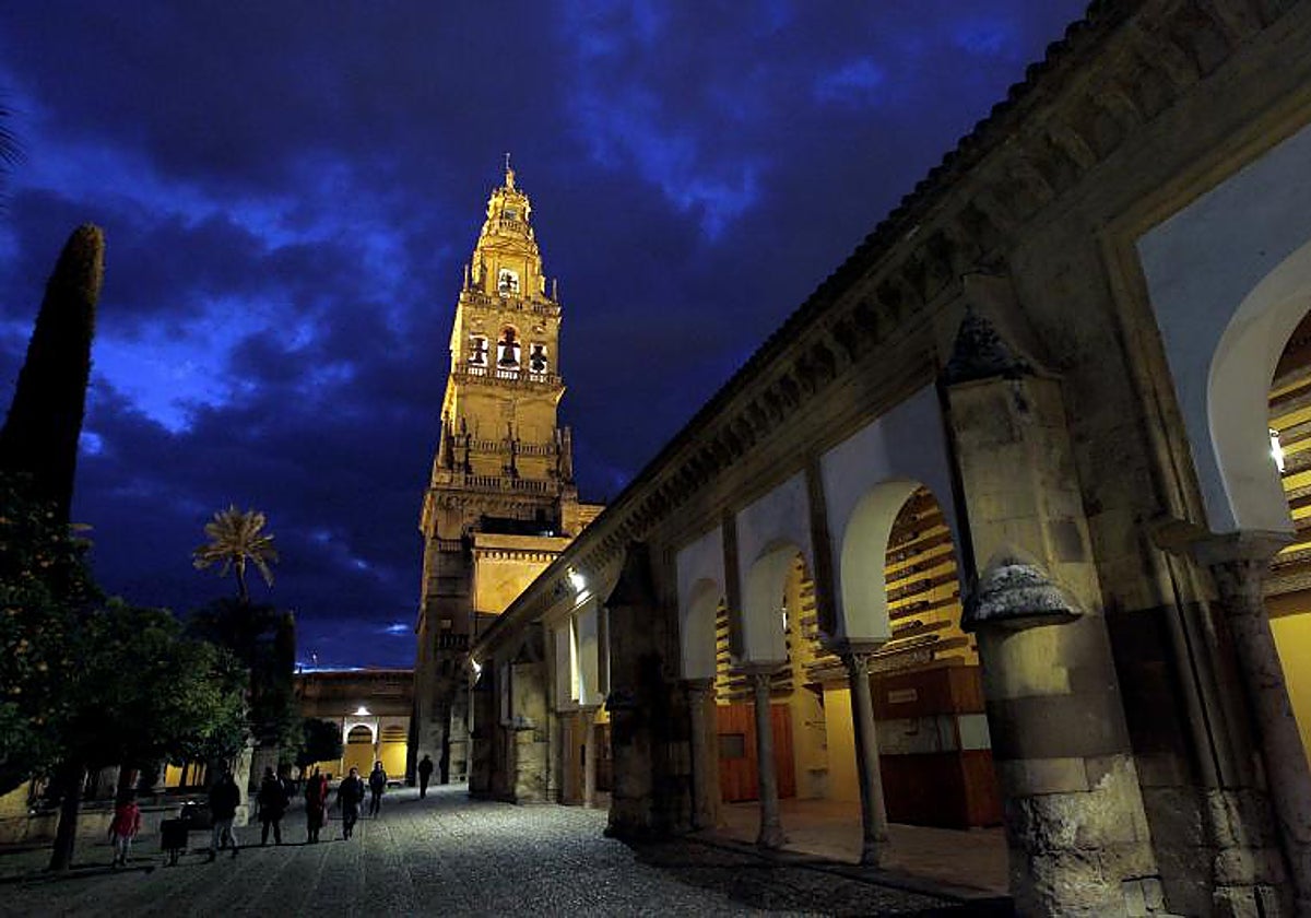 Torre alminar de la Mezquita-Catedral, de noche