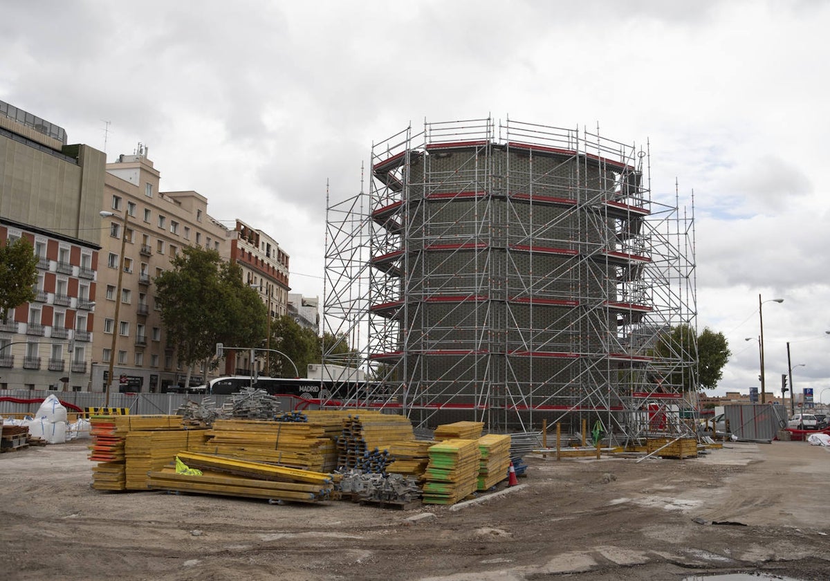 El monumento a las víctimas del 11-M, vallado y preparado para su desmontaje