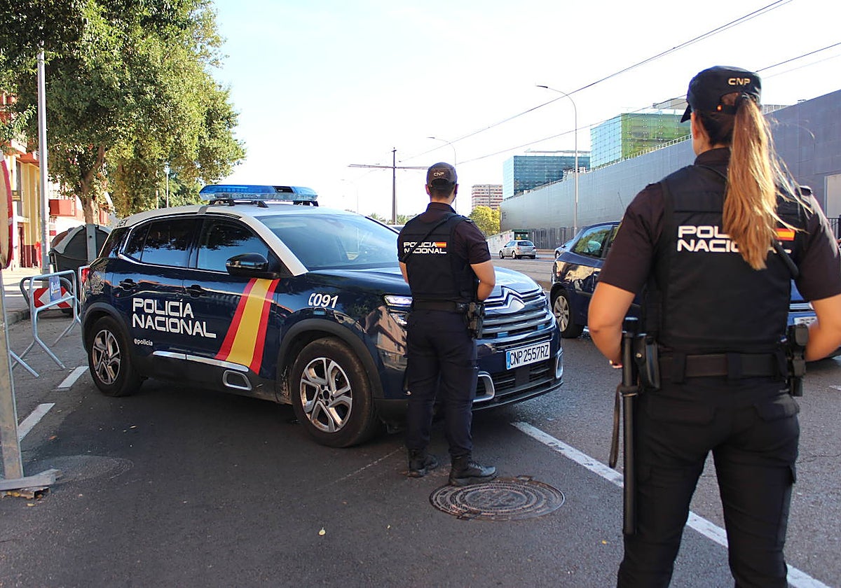 Imagen de dos agentes de Policía Nacional en la ciudad de Valencia