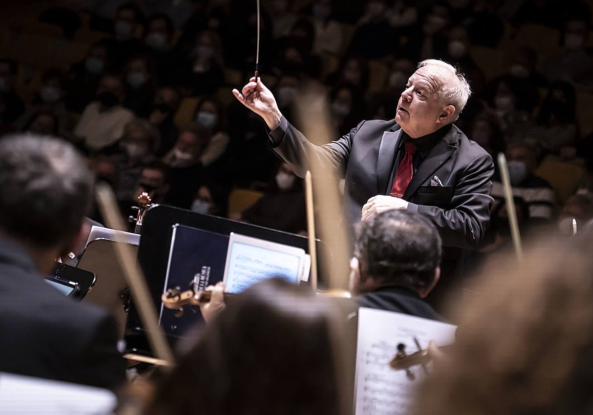 Imagen del director Leonard Slatkin al frente de la Orquesta de Valencia