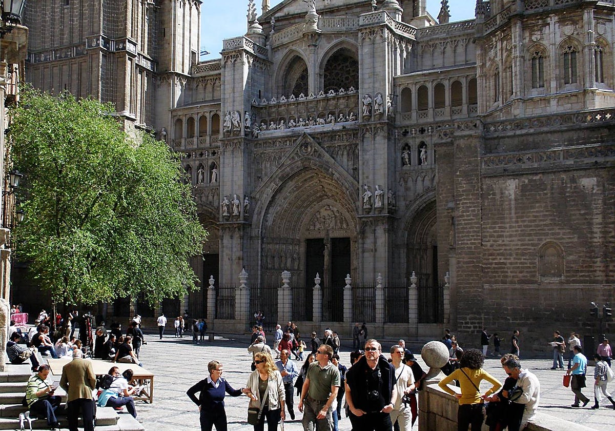 Turistas ante la catedral de Toledo