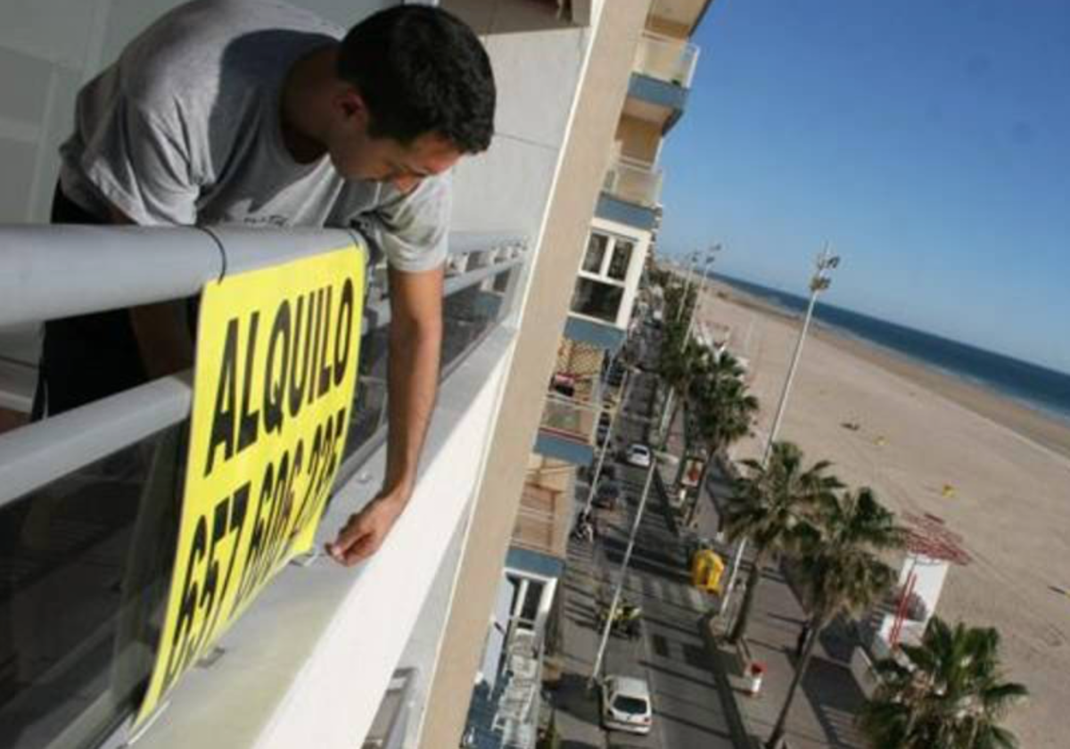 Un propietario pone su vivienda en alquiler a través de un cartel