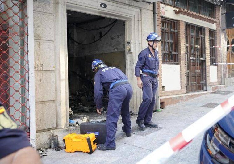 Agentes de policía trabajando en el edificio donde se produjo el incendio, en la calle Alfonso X el Sabio, en Vigo