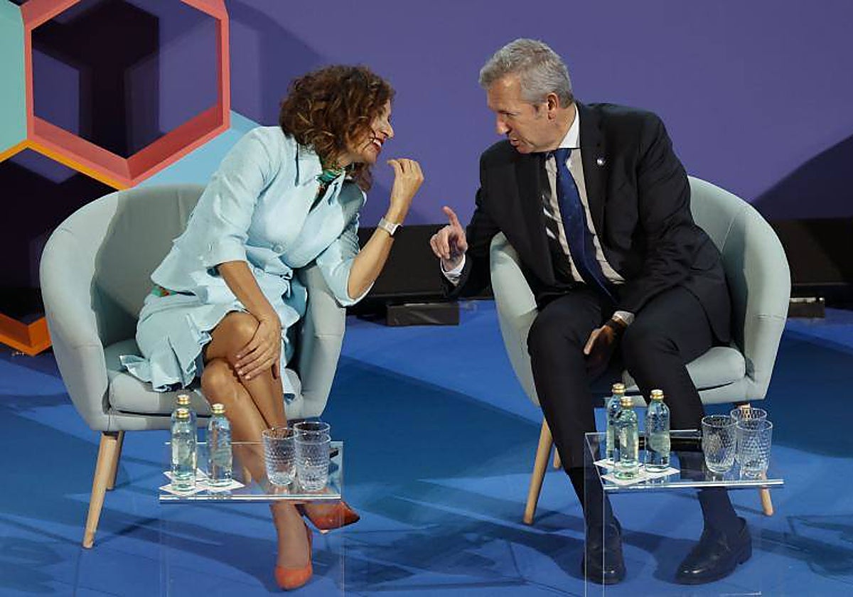 La ministra de Hacienda, María Jesús Montero, y el presidente de la Xunta, Alfonso Rueda, este jueves en Santiago