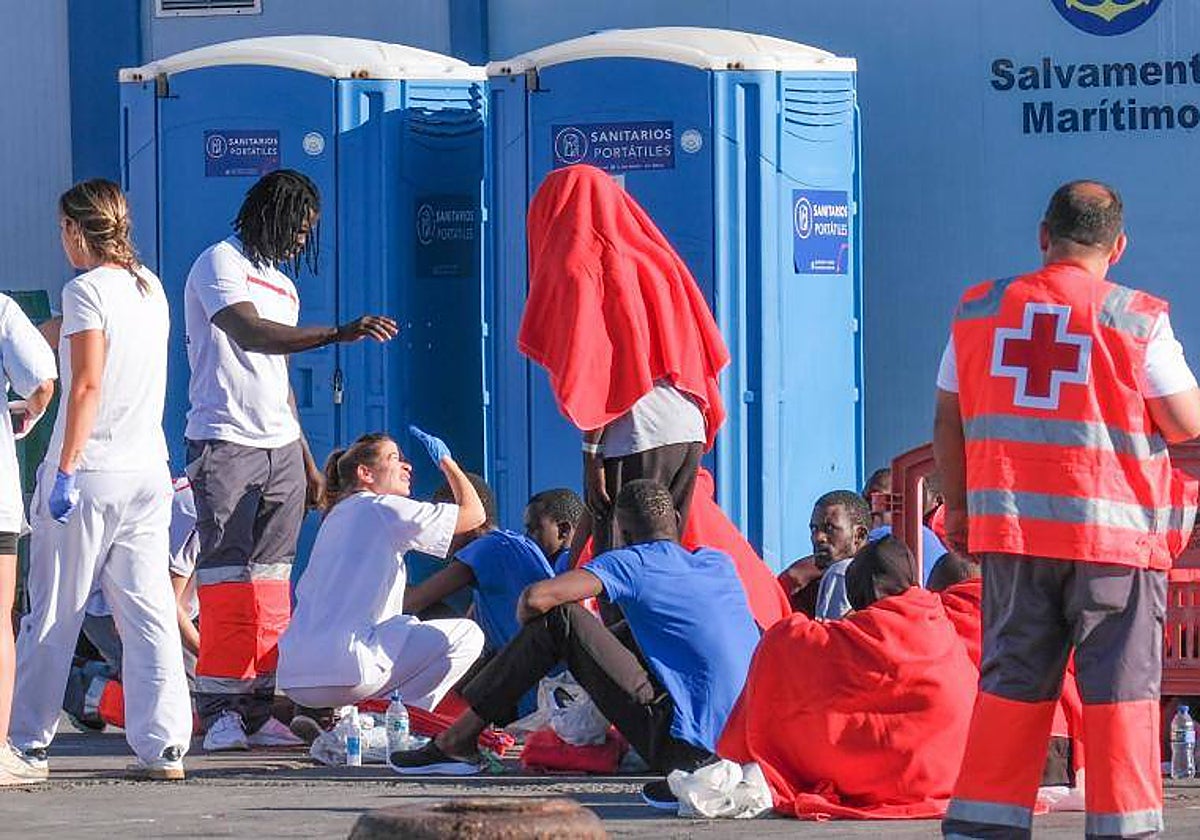 Los servicios de emergencias atendiendo a un grupo de subsaharianos que llegaron estos días a Tenerife en cayucos