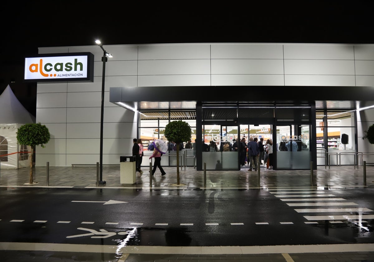 La entrada al nuevo supermercado de Alcash Alimentación en Huerta Santa Isabel