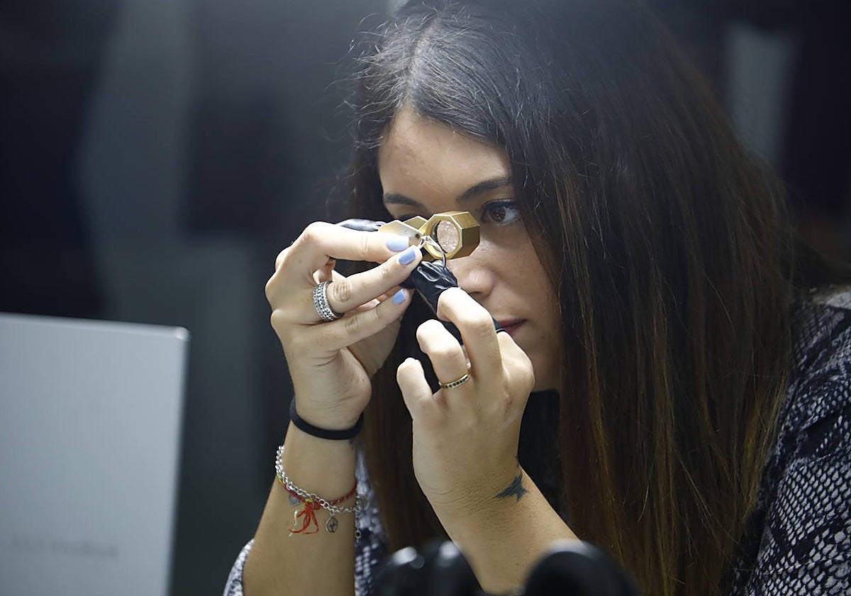 Una mujer examina una de las piezas realizadas en la fábrica