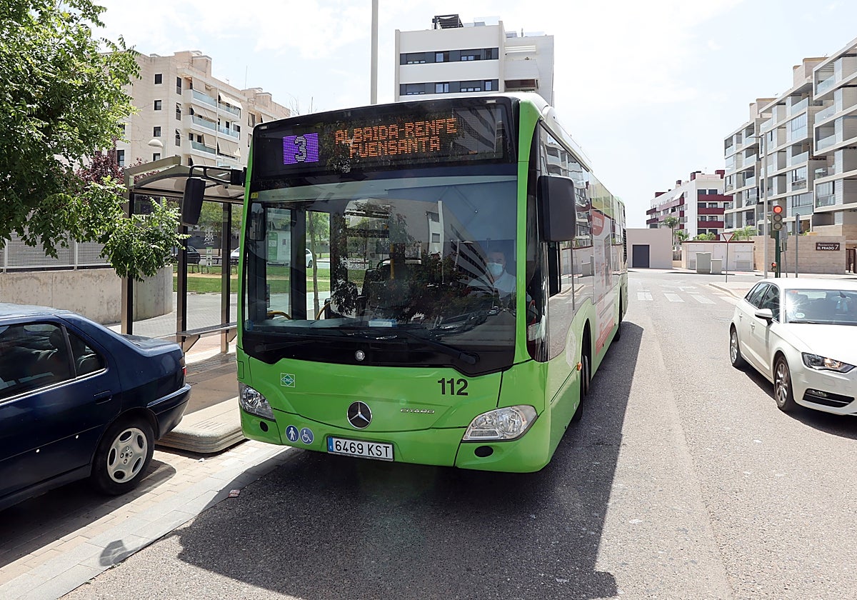 Un autobús de la línea 3 circula por la zona de Poniente