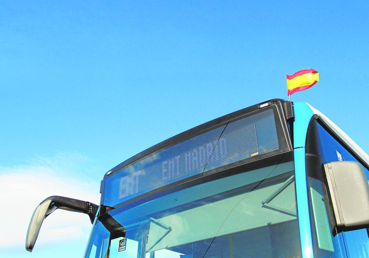 Un autobús de la EMT, con una banderola con la enseña nacional