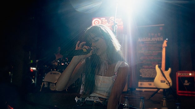 La artista emergente Lusillón durante un concierto en la sala El Sol