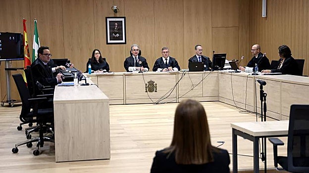 Hay cuatro acusados más junto a la exalcaldesa María Luisa Ruiz en esta pieza de Rocket