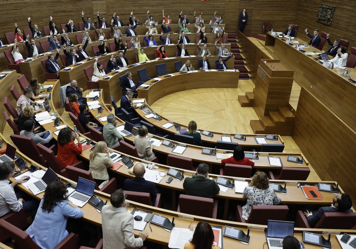 Imagen del pleno celebrado este jueves en las Cortes Valencianas