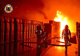 Un incendio en una empresa química obliga a evacuar y confinar varios edificios de viviendas en Valencia