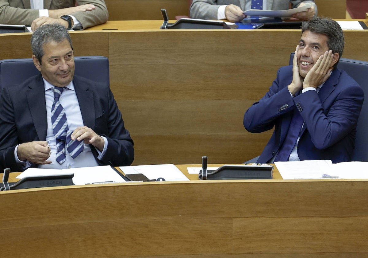 El vicepresidente Vicente Barrera y el presidente de la Generalitat, Carlos Mazón, en las Cortes Valencianas