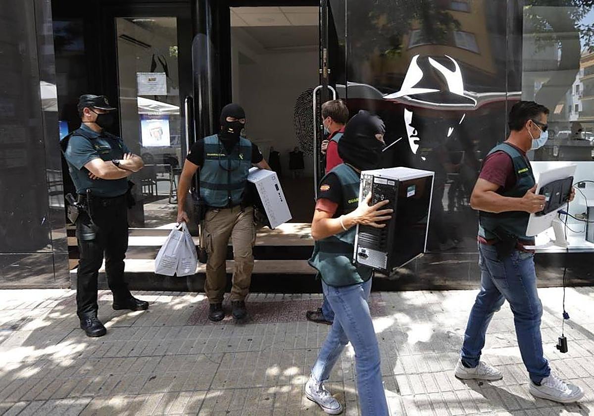 Operación policial en una de las tiendas que vendían terminales. Imagen de archivo