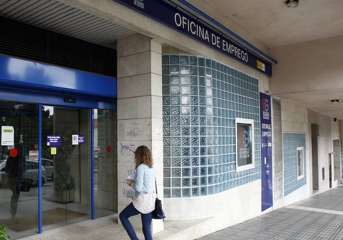 Una mujer accede a una Oficina de Empleo