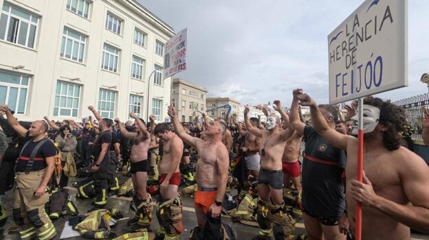 Algunos bomberos optaron por desnudarse y quedarse en ropa interior como forma de protesta