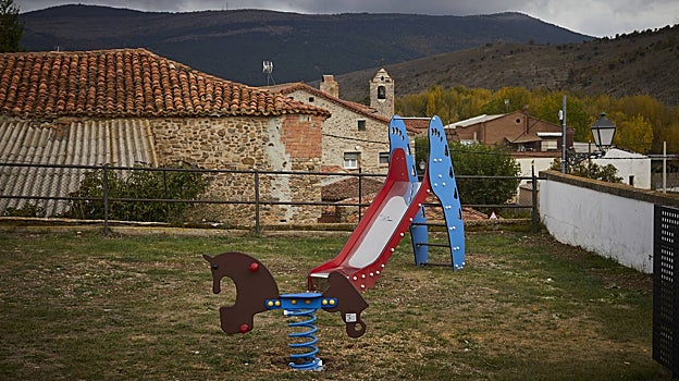 Juegos infantiles en Villar del Río (Soria)