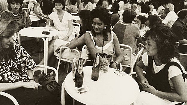 Amigas en una terraza de Madrid en 1986