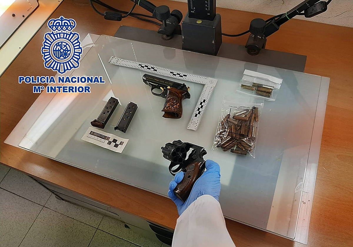 Imagen de las armas y munición intervenidas a dos individuos en un barrio de Elche