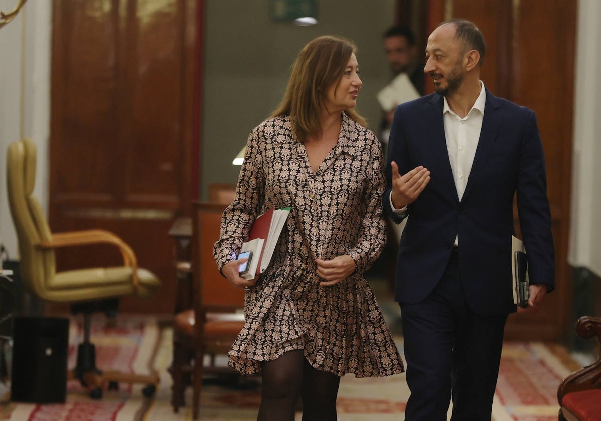 La presidenta del Congreso, Armengol, y el vicepresidente primero de la Mesa, Gómez de Celis