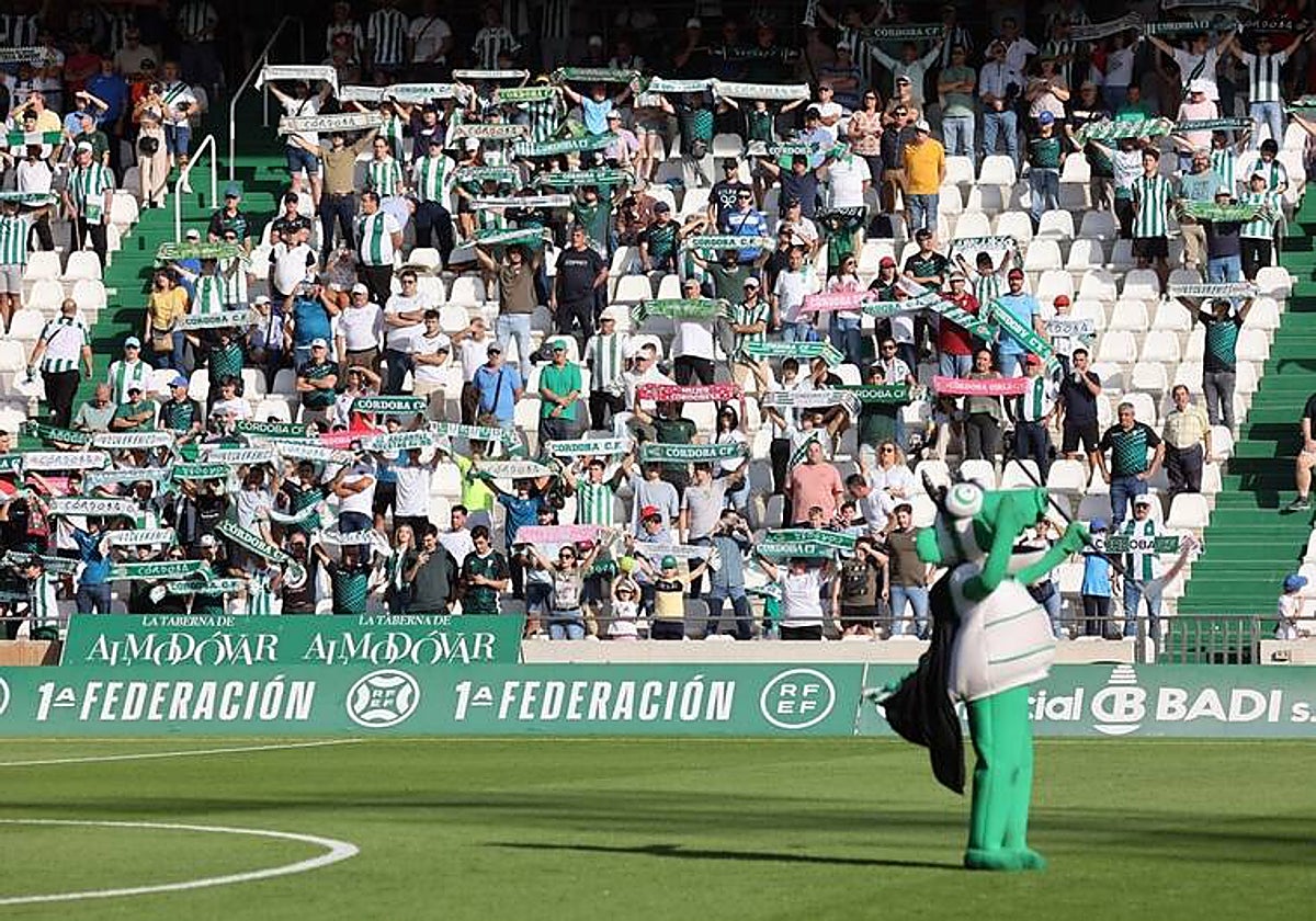 La afición del Córdoba durante un partido en El Arcángel